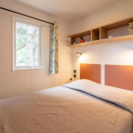 Holiday home Le Pinedou, Mobil-home Niche Sous Les Pins Avec Jolie Vue Hyeres
