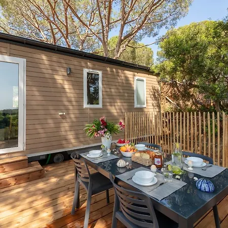 Le Pinedou, Mobil-home Niche Sous Les Pins Avec Jolie Vue Holiday home