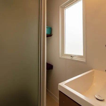 Holiday home Le Pinedou, Mobil-home Niche Sous Les Pins Avec Jolie Vue Hyeres